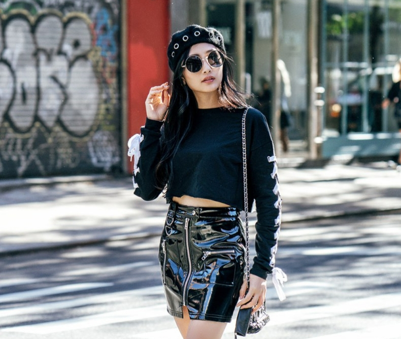 Black leather skirt: what to wear?